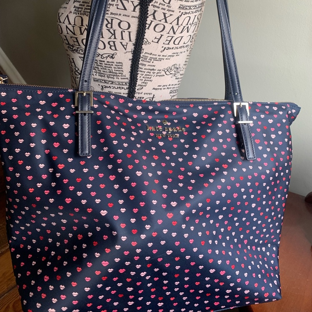 NWT Kate Spade Watson Lane Maya Zippered Tote Bag, Navy, Pink/Red Kisses